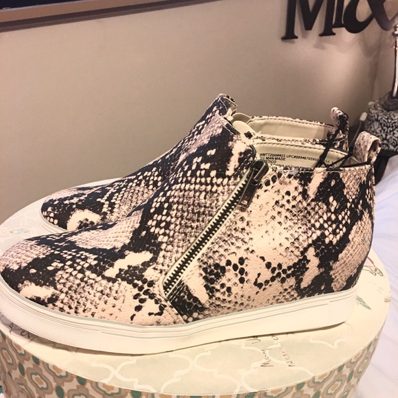 Time and Tru Shoes - 🆕❤️TIME AND TRU Snakeskin Print Booties❤️